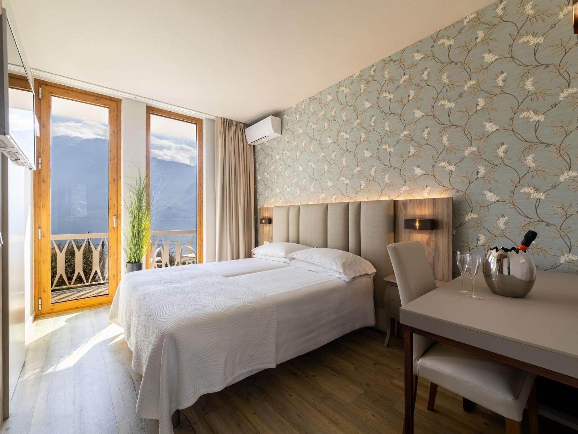 Hotel Riviera Panoramic Green Resort 리몬네술가르다 외부 사진