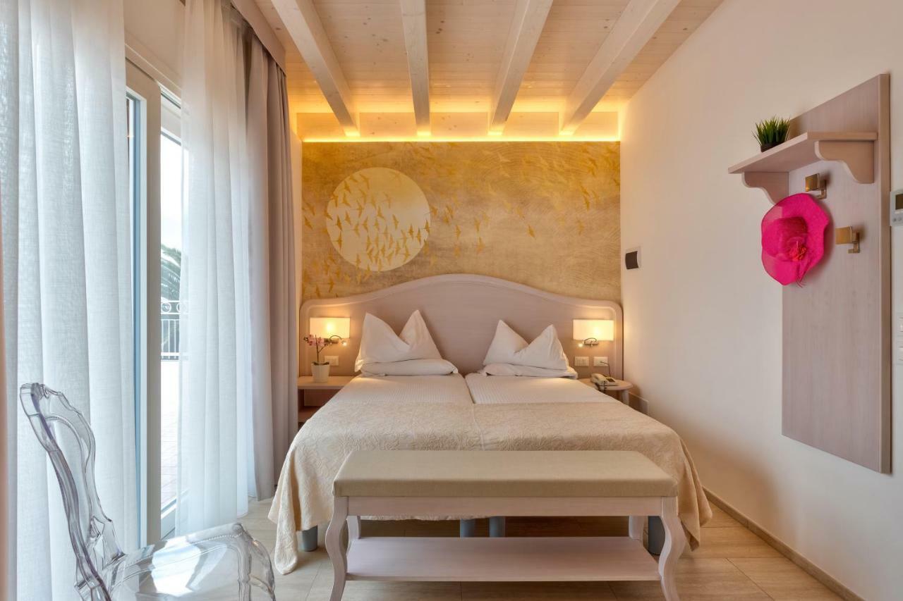 Hotel Riviera Panoramic Green Resort 리몬네술가르다 외부 사진